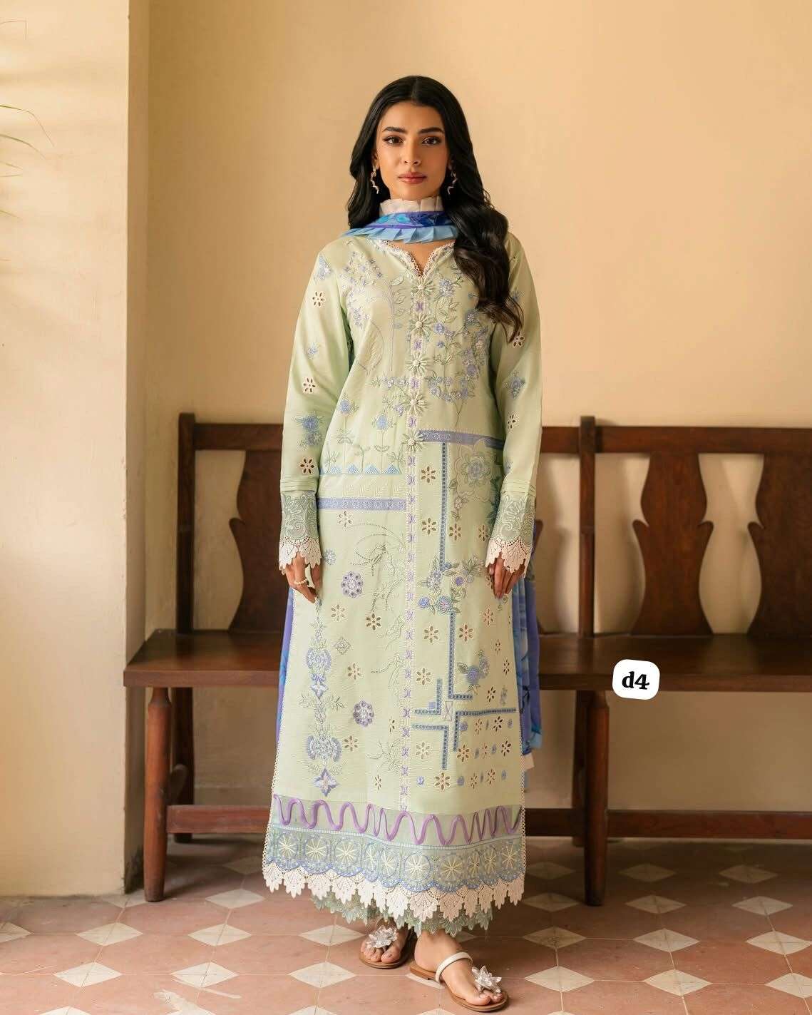 Aashiyana Luxury Lawn Collection 2025 Open And MOdel Pic By Roheenaz-03