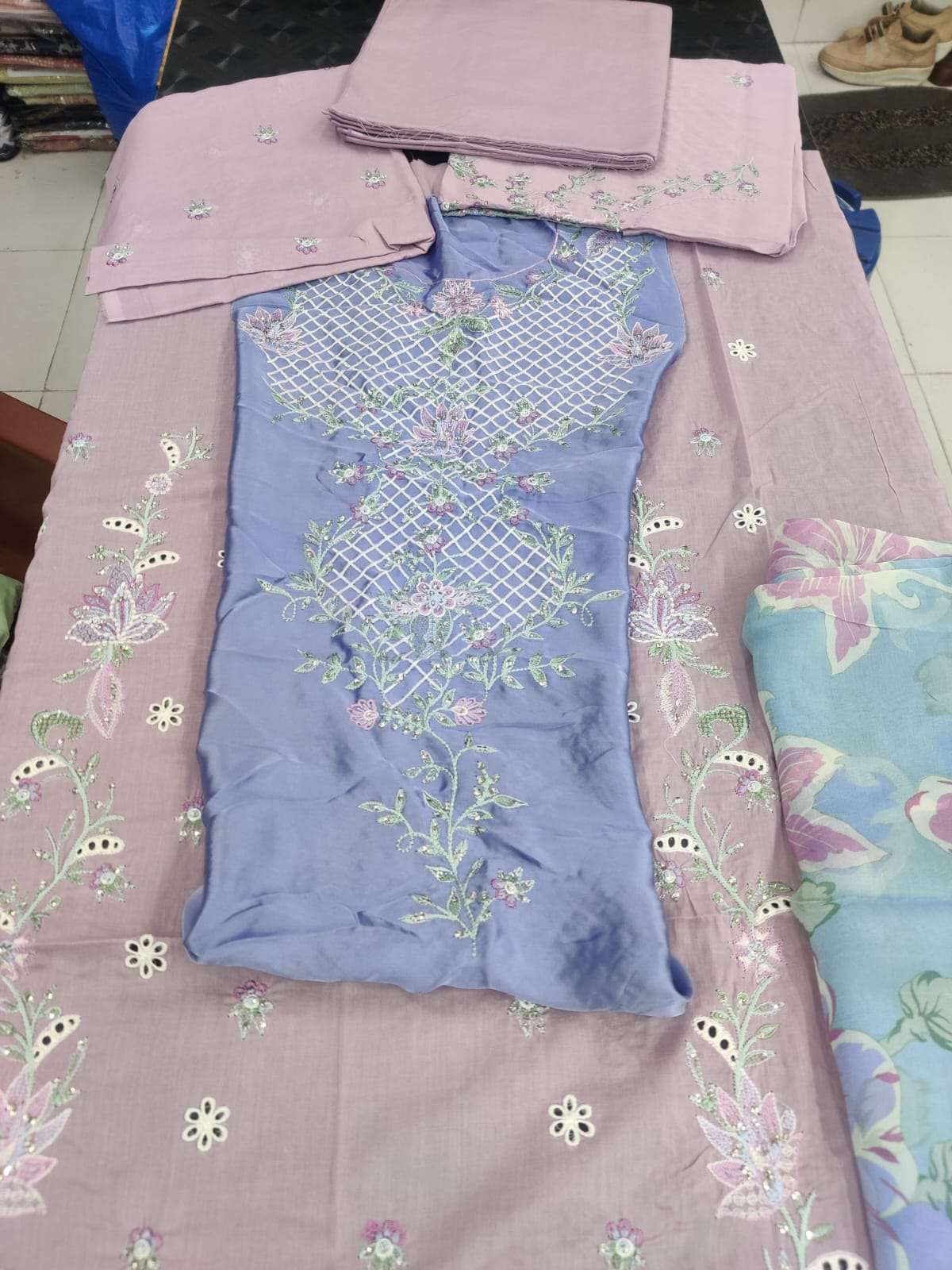 Aashiyana Luxury Lawn Collection 2025 Open And MOdel Pic By Roheenaz-18