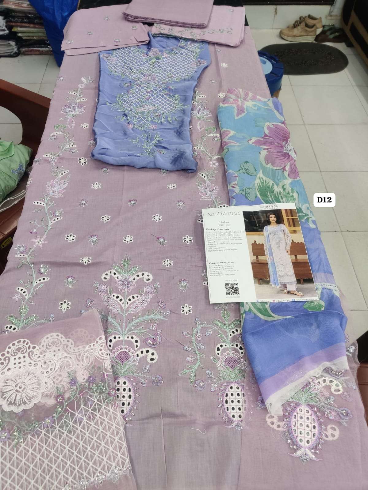 Aashiyana Luxury Lawn Collection 2025 Open And MOdel Pic By Roheenaz-21