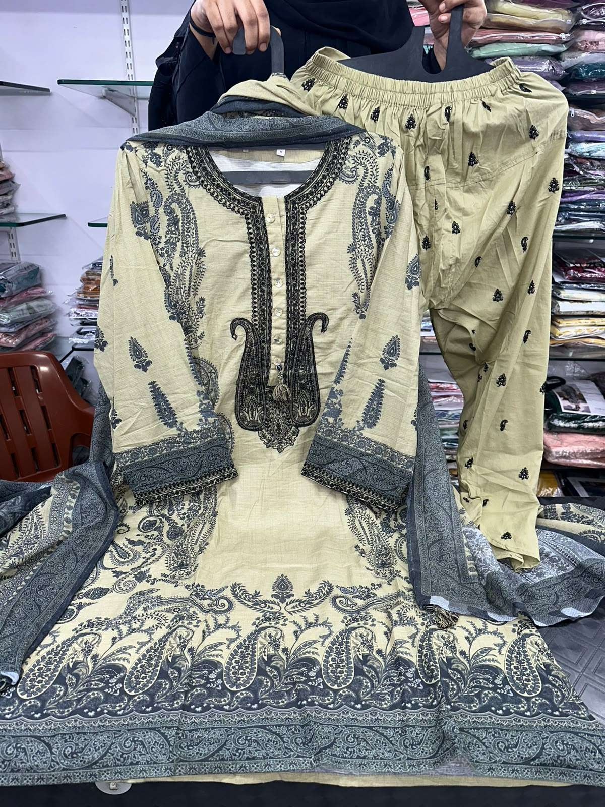 RTW LAWN PRET OPEN & MODEL PICS BY KHAADI - 18